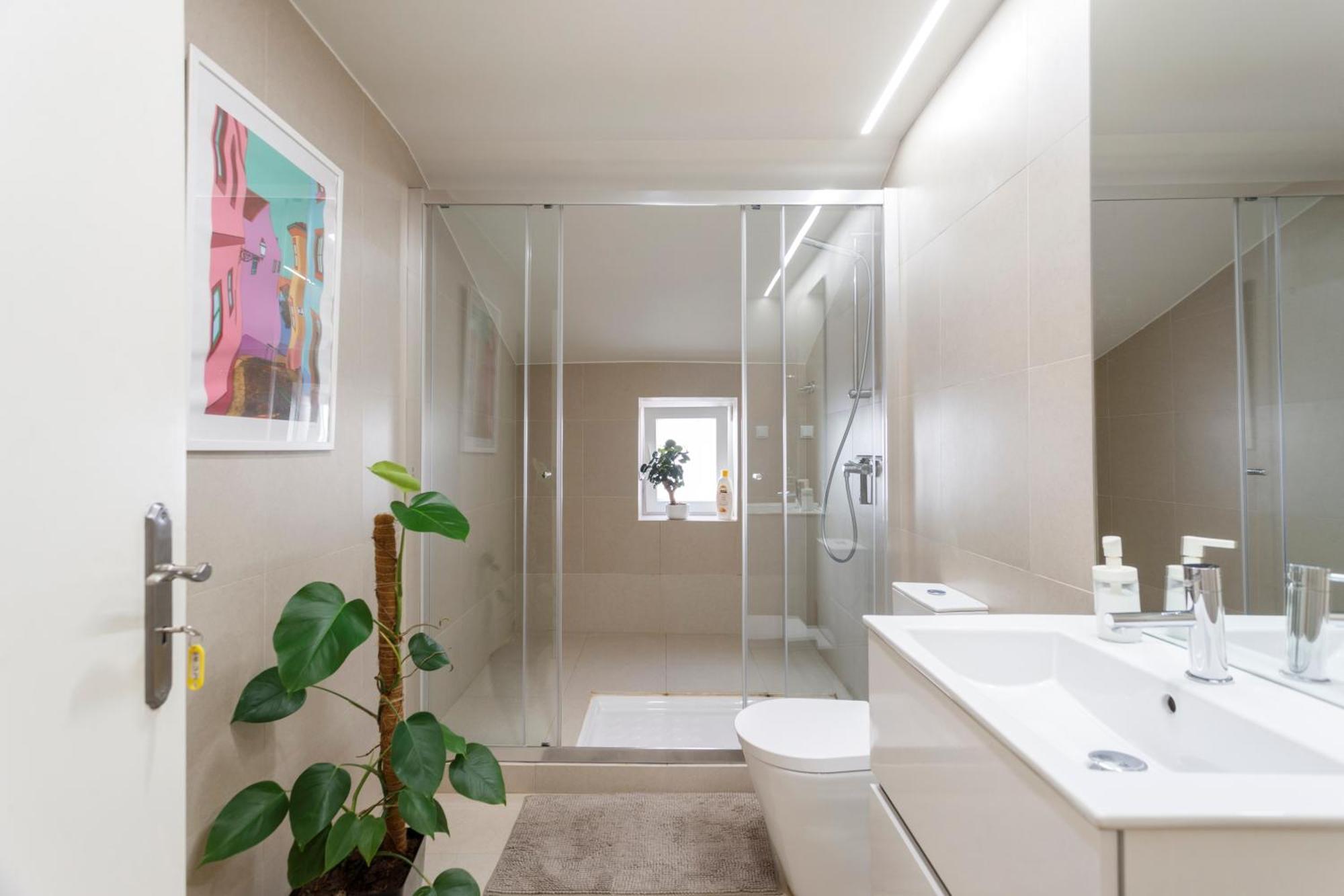 Gasthof In Cozy In Chiado In Shared House